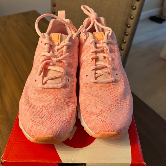 Brand New Nike "AIR MAX MOTION LW ENG" Women's Size 9 - Picture 2 of 5